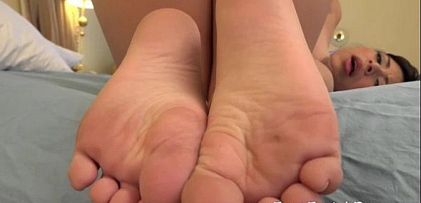  Lee shows her beautiful body and feet